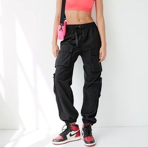 Aritzia TNA Overload Cargo Pant Size Small in Black